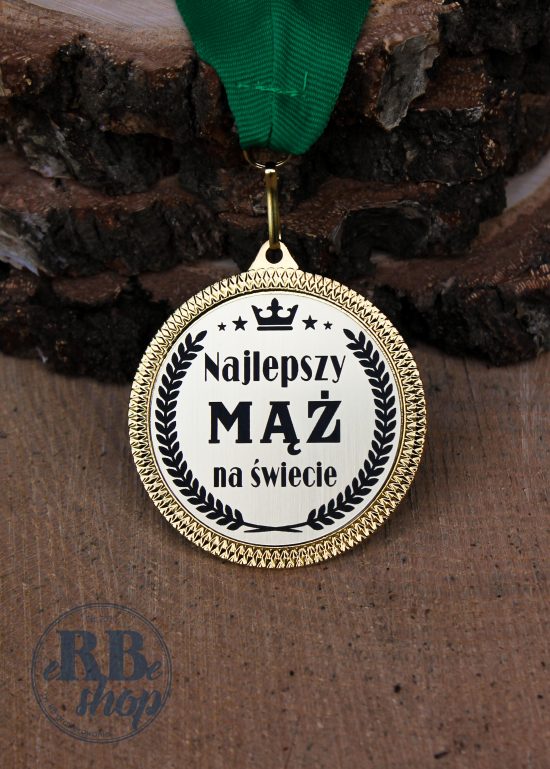 Zdjęcie przestawia złoty medal z zieloną szarfą i wygrawerowanym napisem najlepszy mąż na świecie z koroną