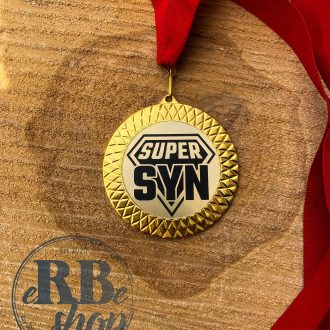 Złoty medal z czerwoną wstążką oraz napisem w stylu superman super syn